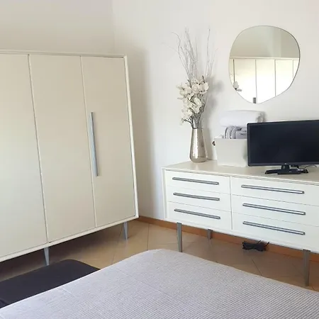 Διαμέρισμα ᑕᗩsᗩ ᗰᗩᖴᗩᒪᗪᗩ A 2 Passi Dalla Stazione E Dal Centro Storico, Posto Auto Interno Ίμολα