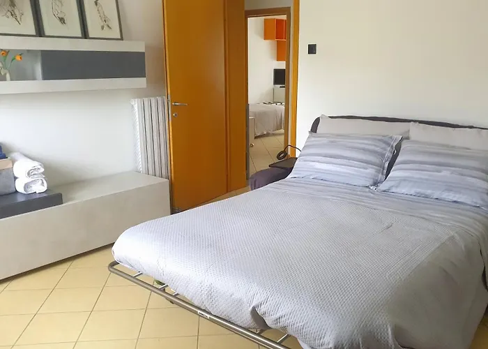 Lejlighed ᑕᗩsᗩ ᗰᗩᖴᗩᒪᗪᗩ A 2 Passi Dalla Stazione E Dal Centro Storico, Posto Auto Interno Imola